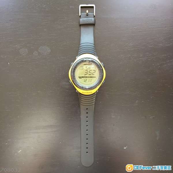 平放 Suunto Vector 手錶 (黃色）