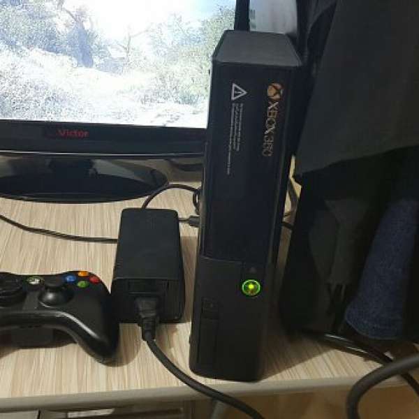 平賣一部好新淨xbox360細機750GB改機連個接近全新原裝手制一個，包原裝火牛和Hdmi線...