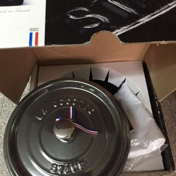 Staub 灰色圓形 24CM 100% NEW