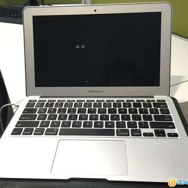 MacBook Air 11.6" 2015 version 4gb ram 128gb ssd