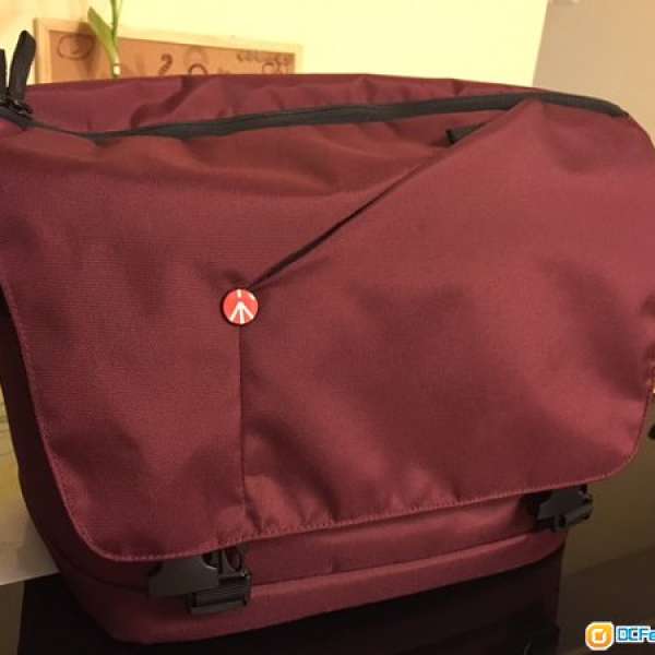 99% new Manfrotto messenger bag (red)