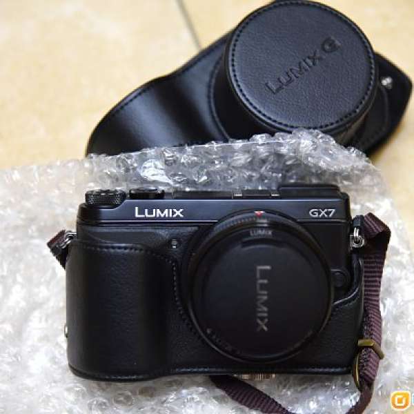 Panasonic GX7 body (全黑)，連原裝皮套