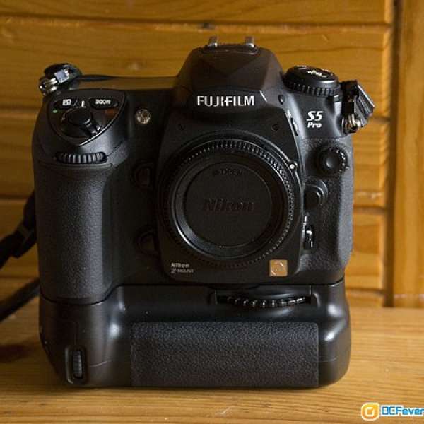 Fujifilm S 5 Pro 連原廠手柄 ２原廠及２輔廠電。