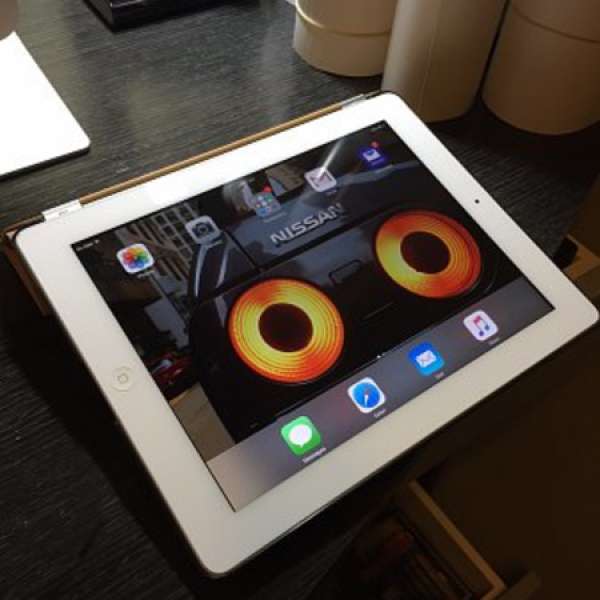 90%新Apple iPad 2 16gb Wifi + 3G香港行貨連原裝Smart Cover$1000即賣