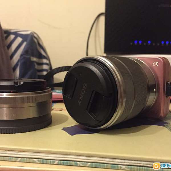 粉紅色Sony Nex3 配兩個鏡頭（其中一個無法變焦）