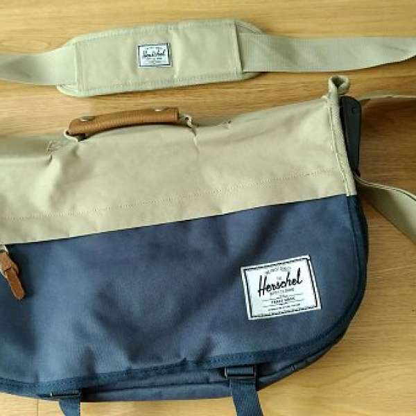 Herschel 籃色郵差包