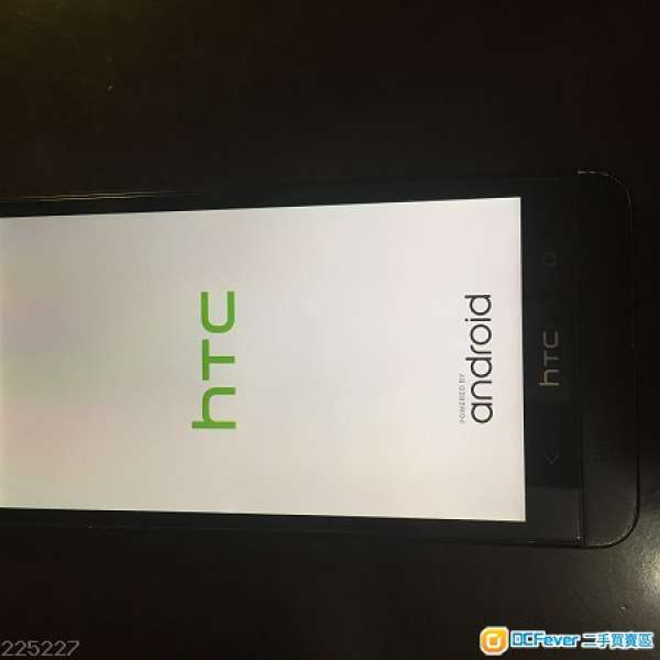70% new HTC M7 手機 （手機邊有花） 100% work