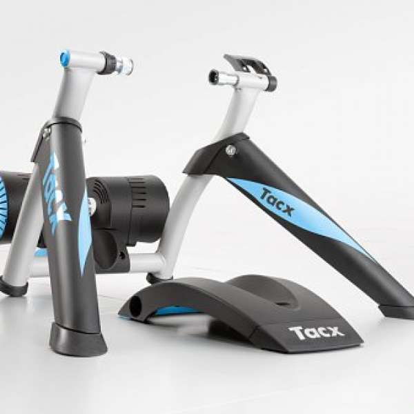 Tacx Genius Smart Trainer include trainer wheel and bluetooth connec