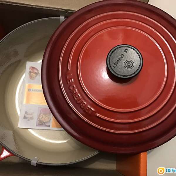 全新Le Creuset 26 cm 圓形琺瑯鑄鐵鍋紅色