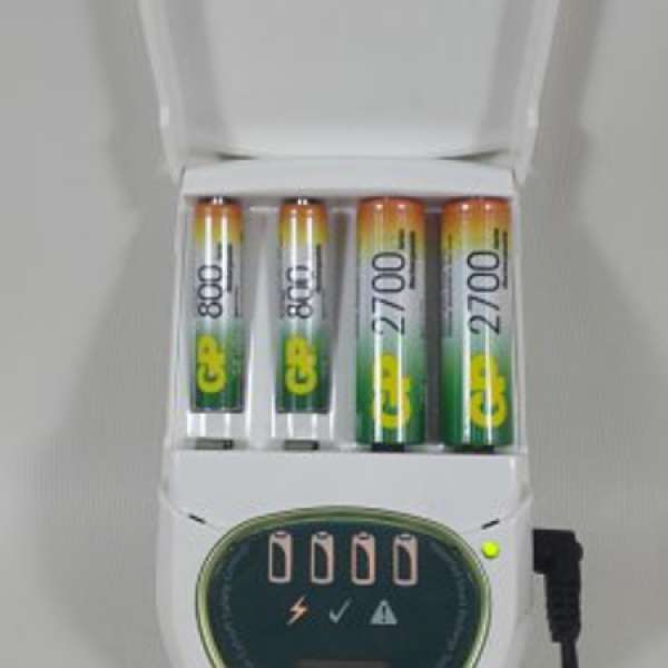 GP Power bank 充電器, 連4粒 GP 2700mAh AA 電池, 可同時充 AAA 電池_99% new