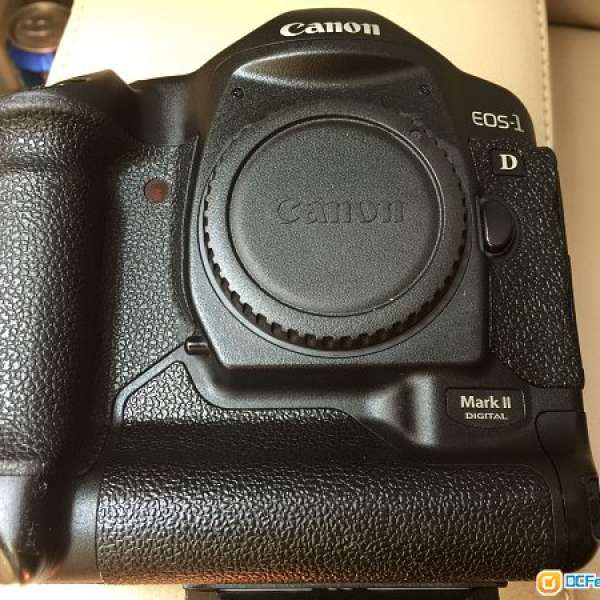 曾經一代機皇 (不喜慎入)。Canon 1D2 (1D Mark II)，只售機身，已過保。