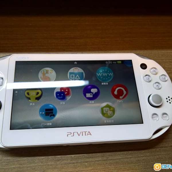 白色 PSVita  遊戲機連卡一部