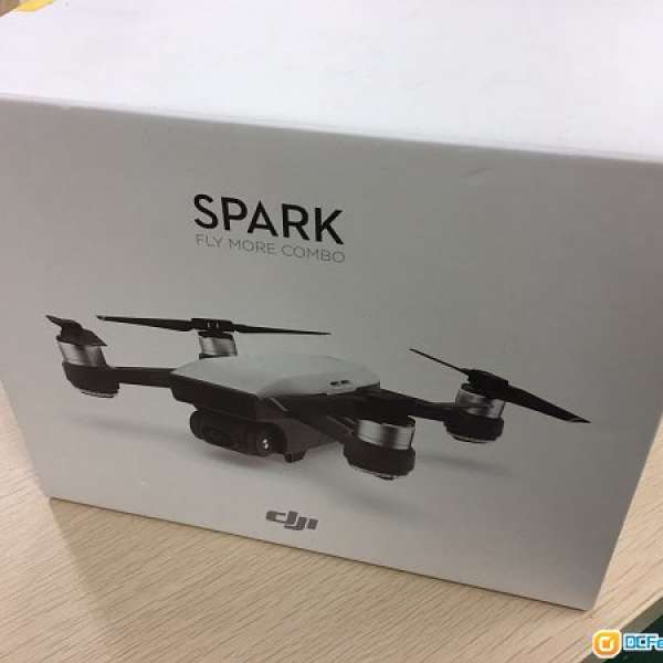 出售 100%全新 DJI Spark 全能套裝 Fly More Combo (向陽黃色/Yellow)