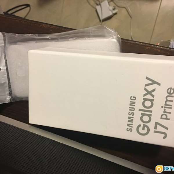 Samsung J7 100%新 32GB 金色行貨 有單有盒有配件