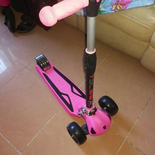 粉紅色滑板車