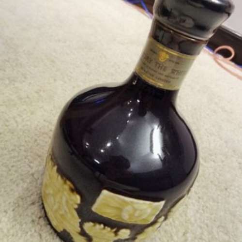 80年代 The Whisky 命水陽刻文紫紺釉砧形瓶（響30年有田燒），有盒