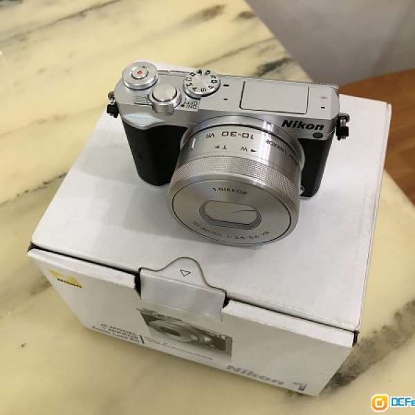 銀色Nikon 1  J5 kit 連10-30mm f/3.5-5.6 pd zoom