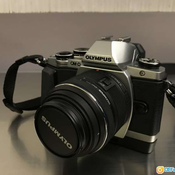 99% new Olympus Em 10 (連14-42mm kit lens) (送原廠grip)