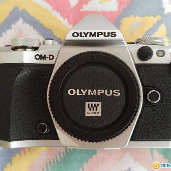 Olympus EM5 MKII 銀色 及 HLD-8原厰電磁匣直度