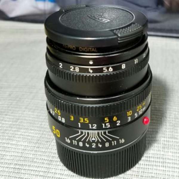 Leica Summicron M 50mm f/2  V5 build-in Hood