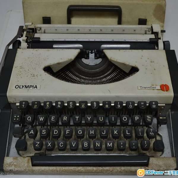 中古打字機  歐洲生產OLYMPIA Traveller Typewriter 非 De Luxe 版本