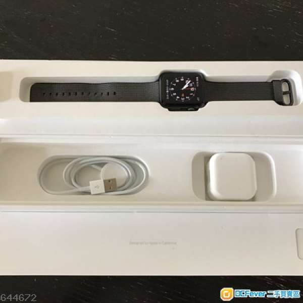 9成新，Apple watch 第二代，42mm，太空灰鋁金屬殻配黑色編織尼龍表帶，全套，有保養