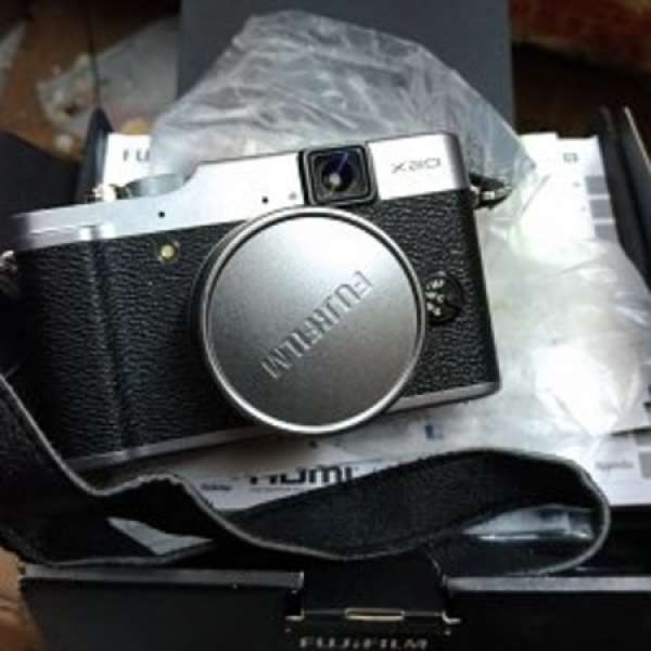 富士x20 數碼相機黑銀色9成新以過保1電1機1叉有盒全套 價錢 : HK$1600