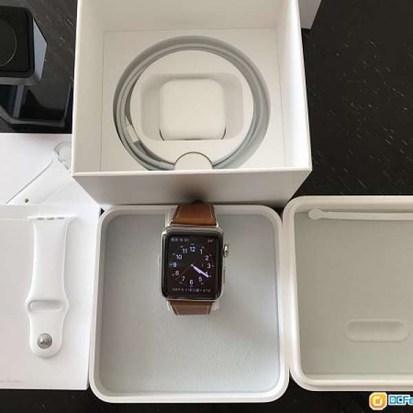 99% 新，Apple Watch 2 不銹鋼版 42mm 送兩條副廠錶帶及充電座