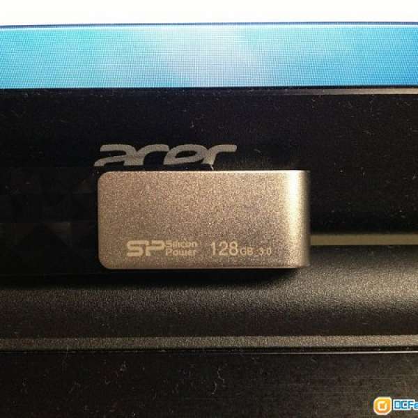 Silicon Power 128GB USB 3.0 Flash Drive 手指