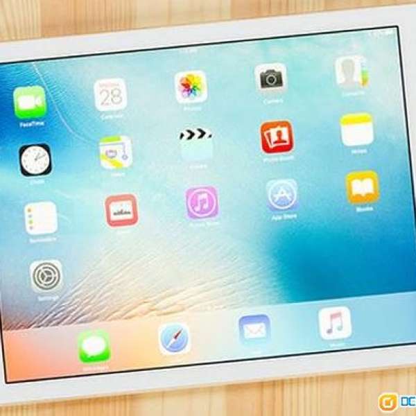 賣99% 新iPad (2017) 32GB Wi-Fi 銀 + iPad case