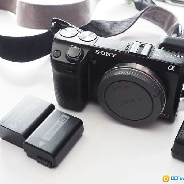 Sony NEX-7 body + 相機手柄 + NEX7皮套 + Nikon鏡頭轉NEX轉接環