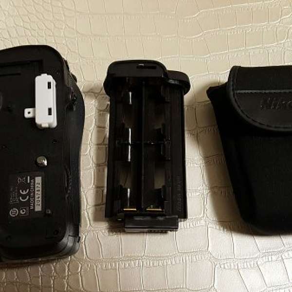 Nikon MB-D12 battery pack for D810， D800