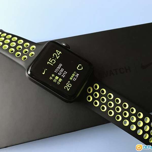 Apple Watch Nlke 黑色表身配黑黃表帶 42mm