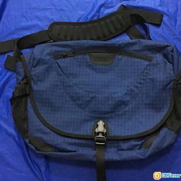 USA Messenger Bag (not goretex patagonia arcteryx gregory north face)