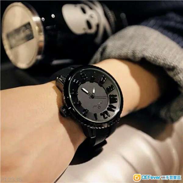 潮流簡潔炫黑色~容易配搭中性款防水電動手錶