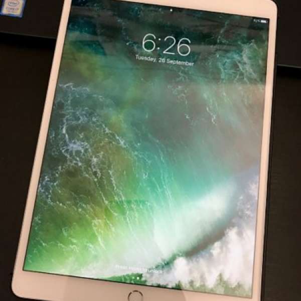 iPad Pro 10.5 Wifi 256gb 銀色連靚底殼 (只係買左個半月, 99.9% NEW)