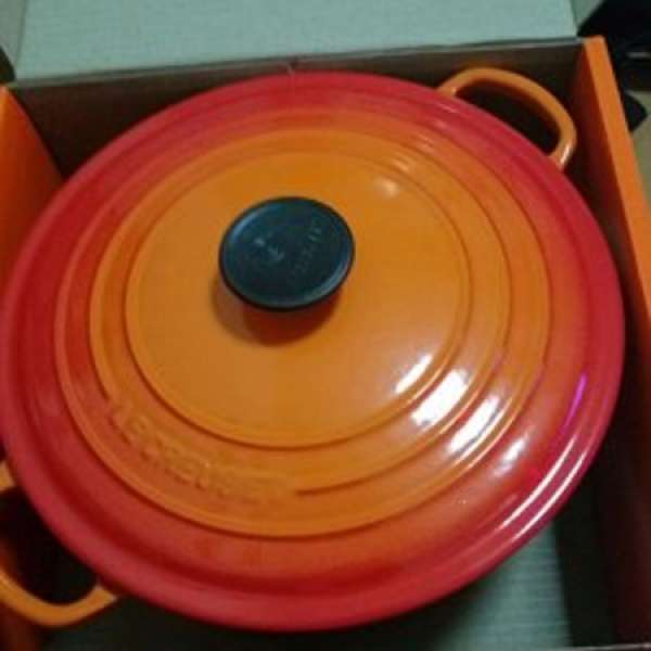 全新100% new 正貨 Le Creuset 26CM厘米圓形琺瑯鑄鐵鍋(橙色) 有單有保