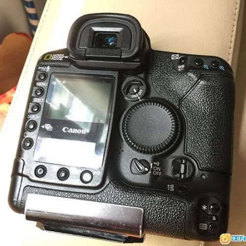 曾經一代機皇 (不喜慎入)。Canon 1D2 (1D Mark II)，只售機身，已過保。
