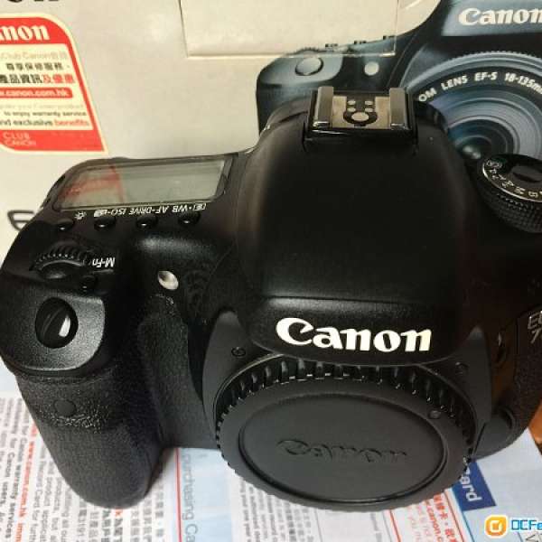 很新，很少用，盒裝配件全齊。一代機皇 Canon 7D，( 連原廠直倒，加 $680)，有行保...