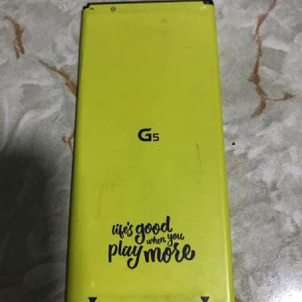 出售一塊 LG g5電池 因手機放了所以放埋一邊