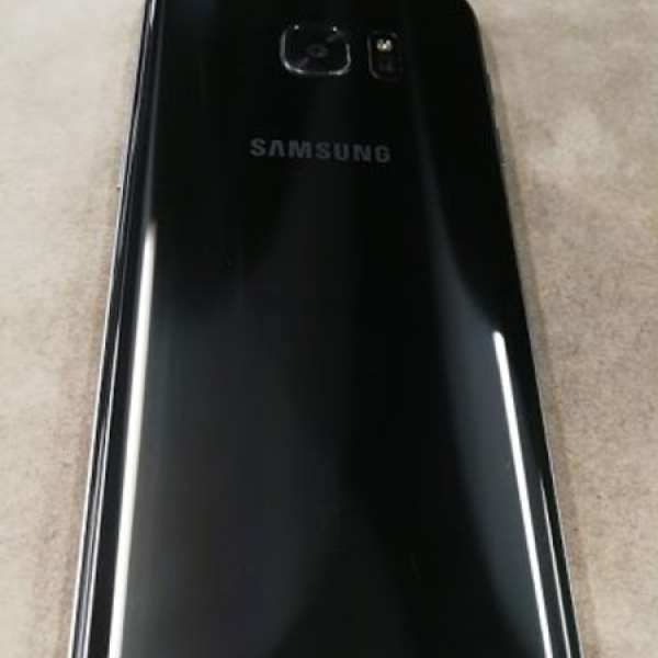 出售9成以上新 Samsung 三星S7 edge 行貨黑色色32gb 有保養到3月