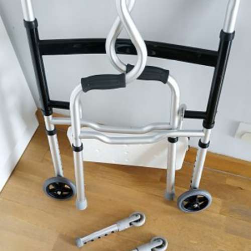 新設計可坐可折疊助行架(二手)