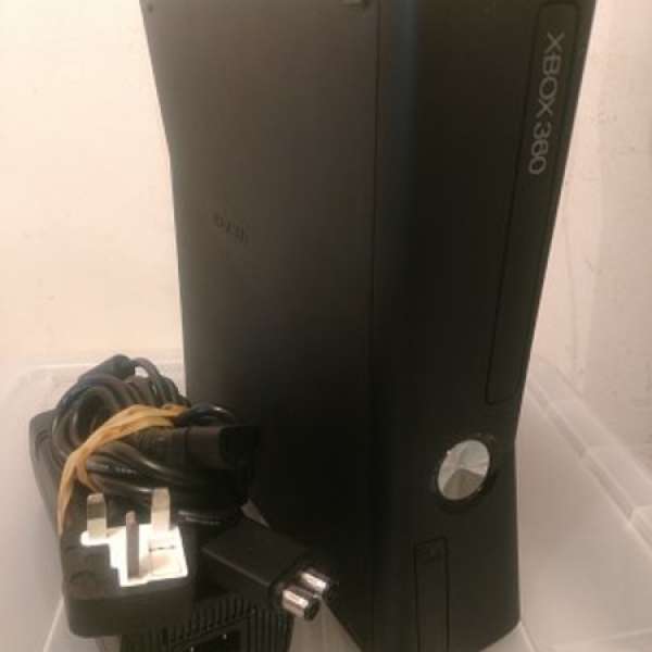 Xbox 360 slim 4GB (2手8成新, 黑色, 只有淨主機 及 原裝火牛, 冇遊戲手製)