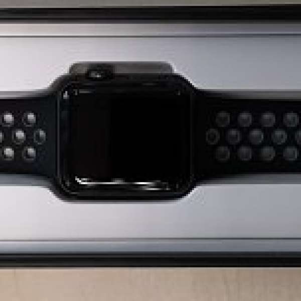 Apple Watch 38mm Series 2 Nike+ 太空灰鋁金屬錶殼配黑色 Nike 運動錶帶