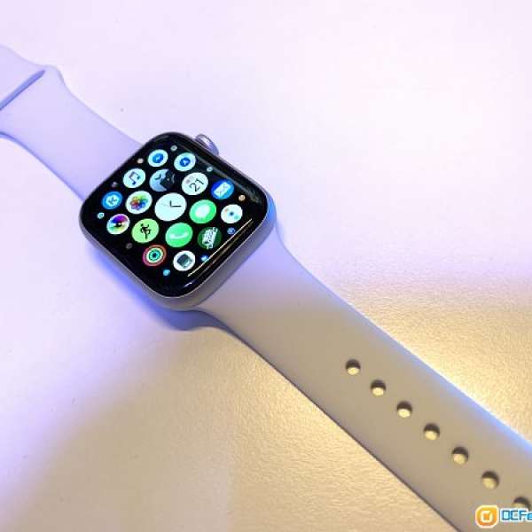 Apple Watch Series 4 44mm GPS銀色鋁金屬錶殼配白色運動錶帶