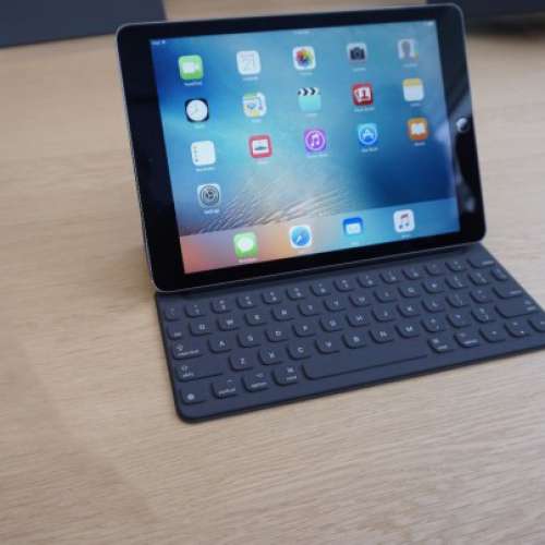 ipad pro 9.7 32GB Wifi with keyboard