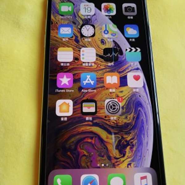 出售九成新iPhone XS Max 64G銀白色，保養至2019年10月，已登記一年內無限次維修
