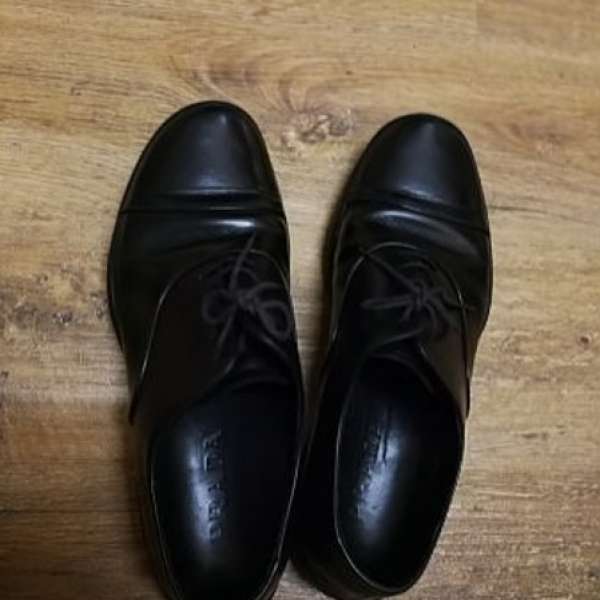 Prada 黑色子彈頭皮鞋，Eur 42