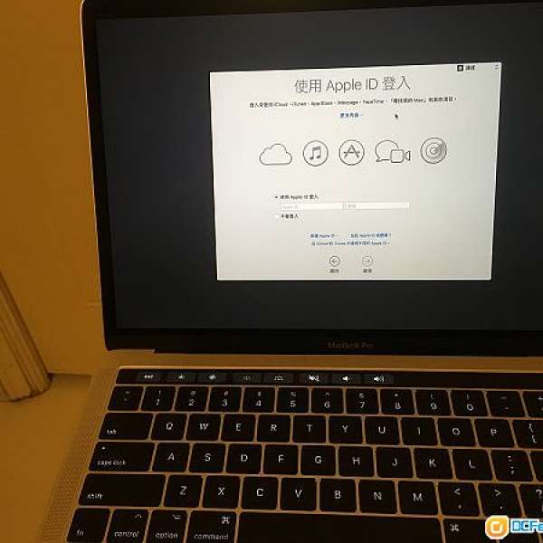 Macbook Pro 13" 256gb 2017 有touchbar 銀色