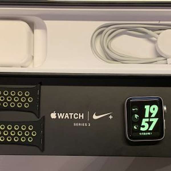 90%新 apple watch Series 3 Nike+ 42mm銀色 GPS 行貨保用到2019年1月